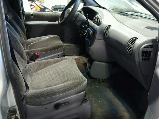 2C4GJ2533YR707363 - 2000 CHRYSLER VOYAGER SILVER photo 5