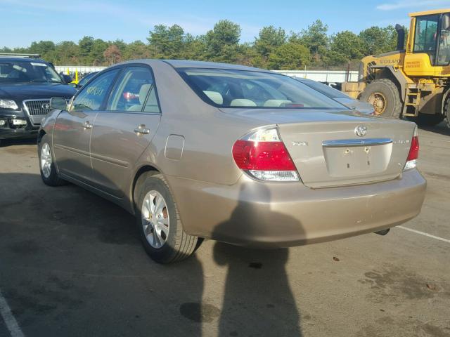 4T1BF30K85U110140 - 2005 TOYOTA CAMRY LE ოქროსფერი ფოტო 3