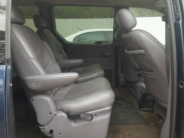 1C4GP54L2YB650976 - 2000 CHRYSLER TOWN & COU BLUE photo 6