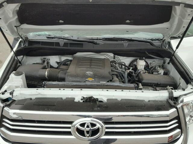 5TFDW5F17HX655160 - 2017 TOYOTA TUNDRA CRE WHITE photo 7