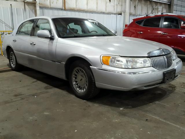 1LNHM83W92Y621632 - 2002 LINCOLN TOWN CAR C SILVER photo 1