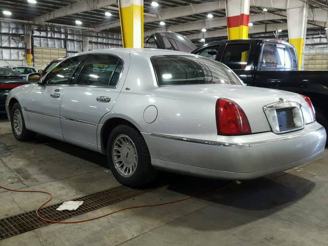 1LNHM83W92Y621632 - 2002 LINCOLN TOWN CAR C SILVER photo 3