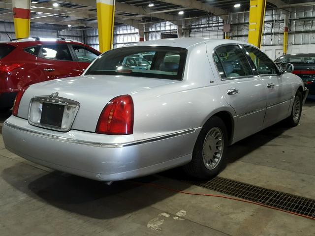 1LNHM83W92Y621632 - 2002 LINCOLN TOWN CAR C SILVER photo 4