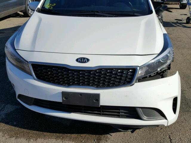 3KPFL4A77HE010886 - 2017 KIA FORTE LX WHITE photo 9