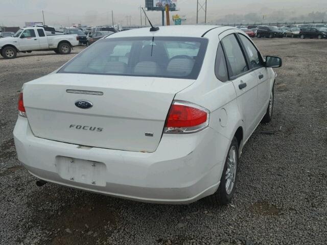 1FAHP3FN8BW104177 - 2011 FORD FOCUS SE WHITE photo 4