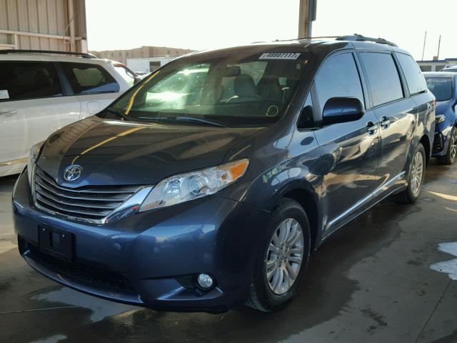 5TDYZ3DC9HS881725 - 2017 TOYOTA SIENNA XLE BLUE photo 2