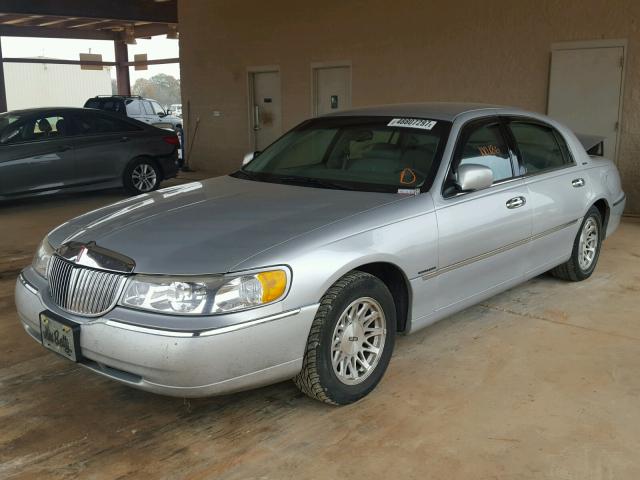 1LNFM82W6WY734503 - 1998 LINCOLN TOWN CAR S SILVER photo 2