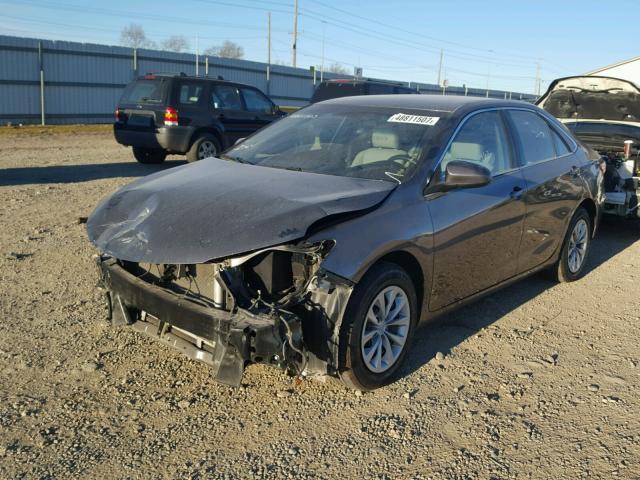 4T4BF1FK9FR509187 - 2015 TOYOTA CAMRY LE GRAY photo 2