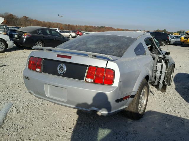 1ZVFT82H265103092 - 2006 FORD MUSTANG GT SILVER photo 4