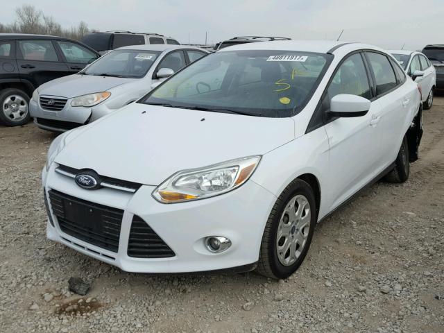 1FAHP3F24CL235907 - 2012 FORD FOCUS SE WHITE photo 2