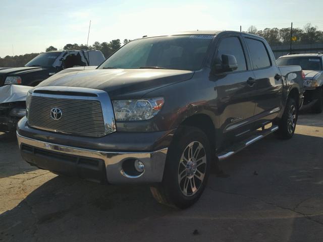 5TFEM5F18DX064999 - 2013 TOYOTA TUNDRA CRE GRAY photo 2