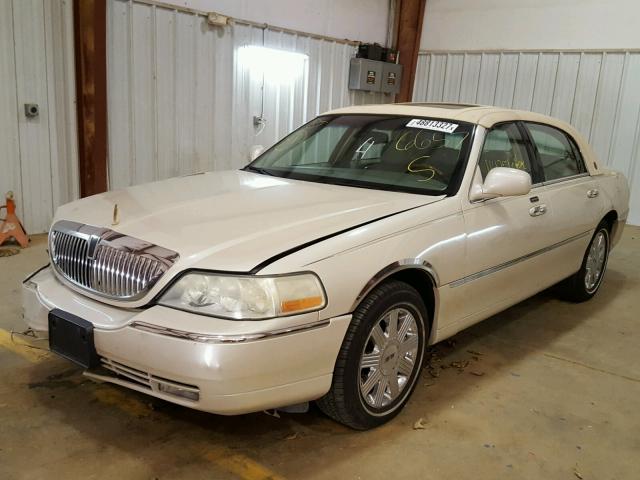 1LNHM83WX3Y636657 - 2003 LINCOLN TOWN CAR C WHITE photo 2