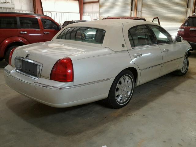 1LNHM83WX3Y636657 - 2003 LINCOLN TOWN CAR C WHITE photo 4