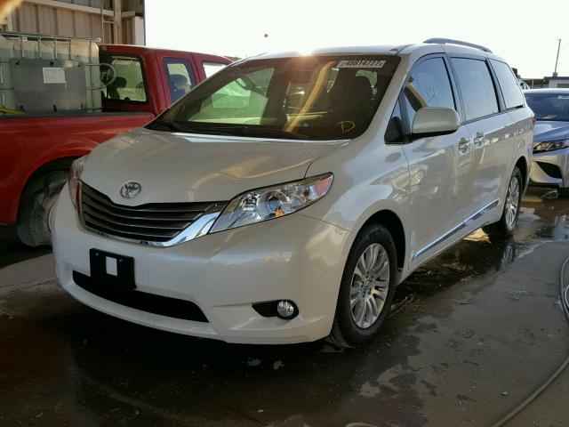 5TDYZ3DC4HS874942 - 2017 TOYOTA SIENNA XLE WHITE photo 2