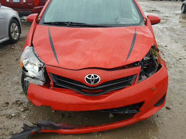 JTDJTUD34CD532923 - 2012 TOYOTA YARIS RED photo 7