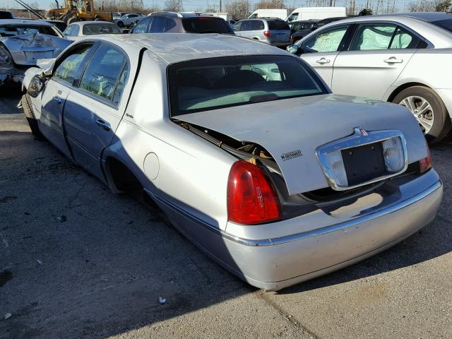 1LNHM82W3YY929339 - 2000 LINCOLN TOWN CAR S SILVER photo 3