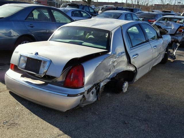 1LNHM82W3YY929339 - 2000 LINCOLN TOWN CAR S SILVER photo 4