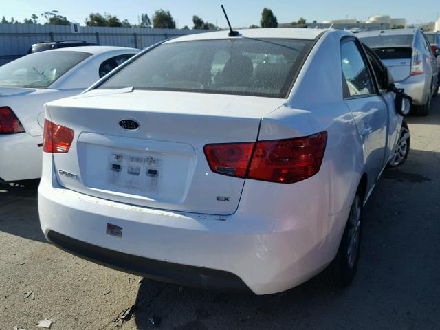 KNAFU4A26D5680627 - 2013 KIA FORTE EX WHITE photo 4