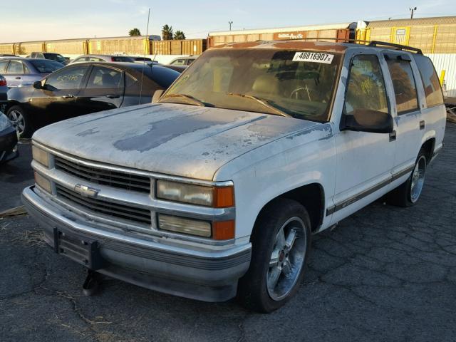 1GNEC13R5VJ380992 - 1997 CHEVROLET TAHOE C150 WHITE photo 2