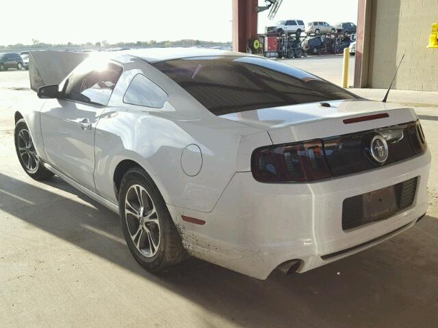 1ZVBP8AM7E5310657 - 2014 FORD MUSTANG WHITE photo 3