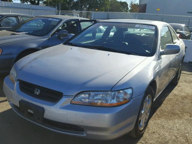 1HGCG2257YA036613 - 2000 HONDA ACCORD EX SILVER photo 2