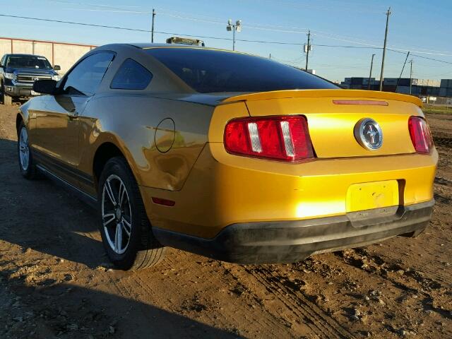 1ZVBP8AN4A5137859 - 2010 FORD MUSTANG GOLD photo 3