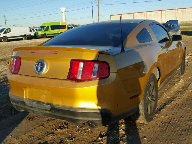 1ZVBP8AN4A5137859 - 2010 FORD MUSTANG GOLD photo 4