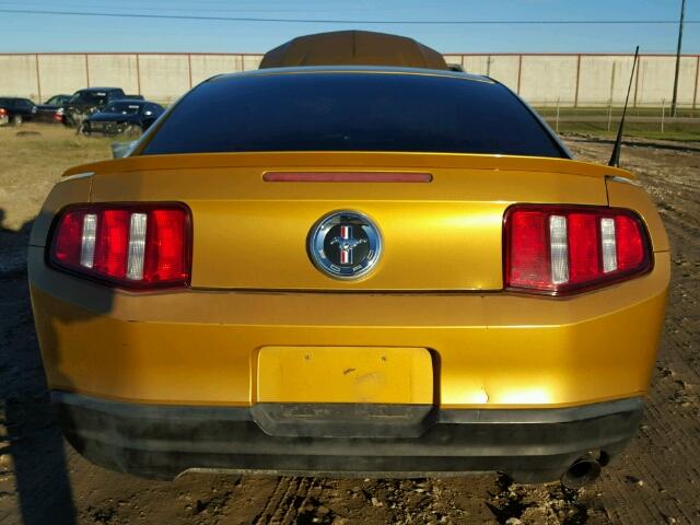 1ZVBP8AN4A5137859 - 2010 FORD MUSTANG GOLD photo 9