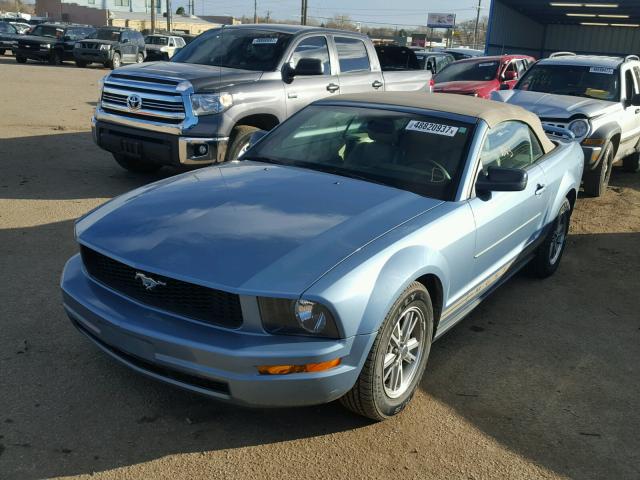 1ZVFT84N355216180 - 2005 FORD MUSTANG BLUE photo 2