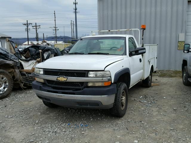 1GBHC24U31E210989 - 2001 CHEVROLET SILVERADO WHITE photo 2