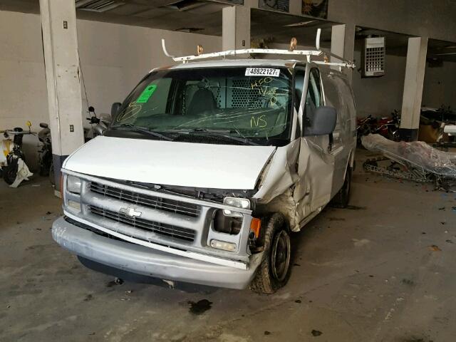 1GCGG25R121238918 - 2002 CHEVROLET EXPRESS G2 WHITE photo 2