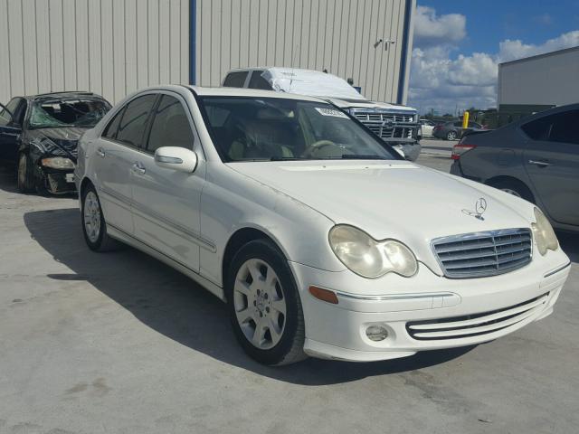 WDBRF61JX5F579548 - 2005 MERCEDES-BENZ C 240 WHITE photo 1