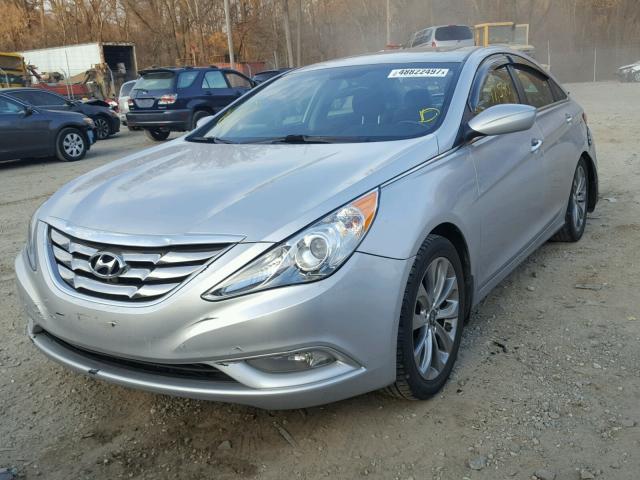 5NPEC4AC7DH595595 - 2013 HYUNDAI SONATA SE SILVER photo 2