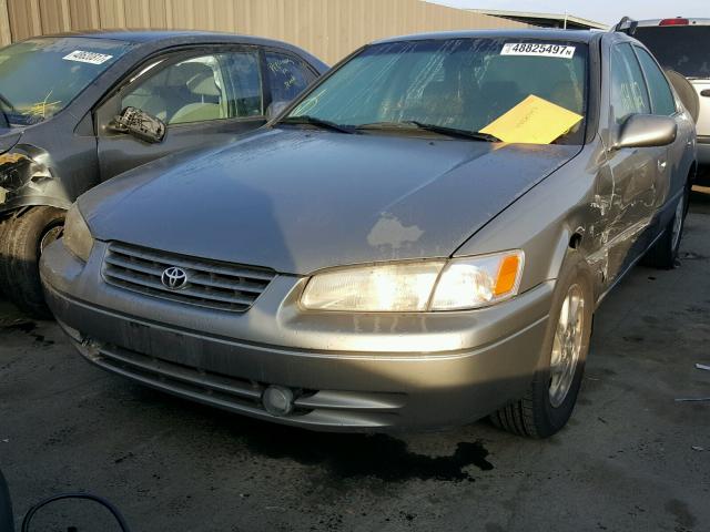 JT2BF28K7W0110151 - 1998 TOYOTA CAMRY LE GRAY photo 2