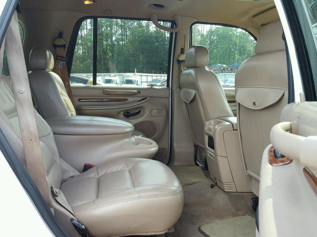 5LMEU27R11LJ25608 - 2001 LINCOLN NAVIGATOR Biały zdjęcie 6