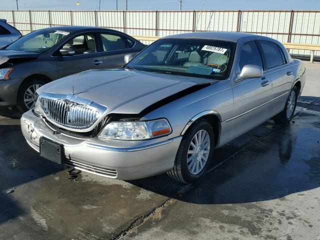 1LNHM82W93Y655315 - 2003 LINCOLN TOWN CAR S SILVER photo 2