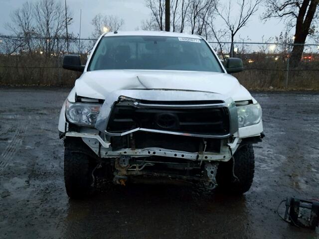 5TFUM5F11BX019878 - 2011 TOYOTA TUNDRA DOU WHITE photo 9