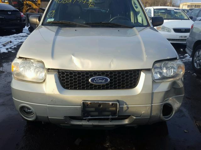 1FMCU94105KB15519 - 2005 FORD ESCAPE LIM BEIGE photo 9