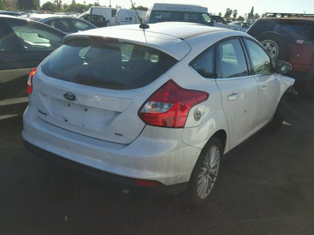 1FAHP3M27CL379082 - 2012 FORD FOCUS SEL WHITE photo 4