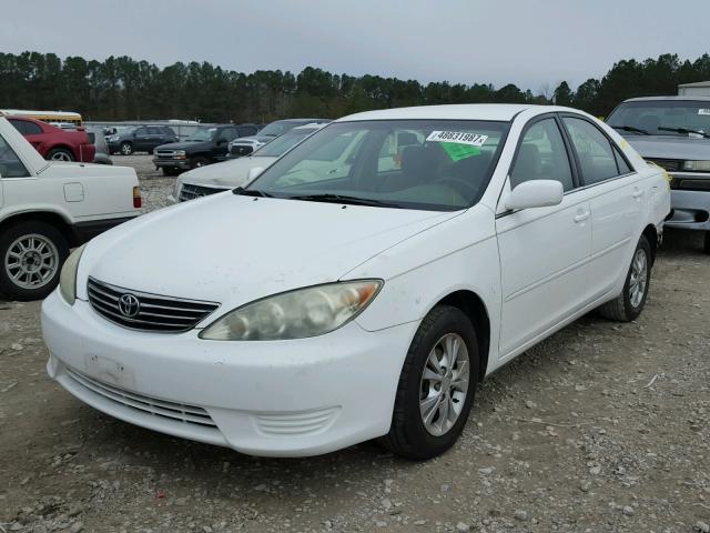 4T1BF30K25U620094 - 2005 TOYOTA CAMRY LE WHITE photo 2