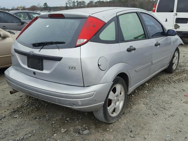 3FAFP37N25R138967 - 2005 FORD FOCUS ZX5 SILVER photo 4