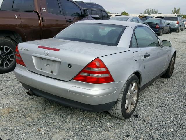 WDBKK47F5WF076760 - 1998 MERCEDES-BENZ SLK 230 KO SILVER photo 4