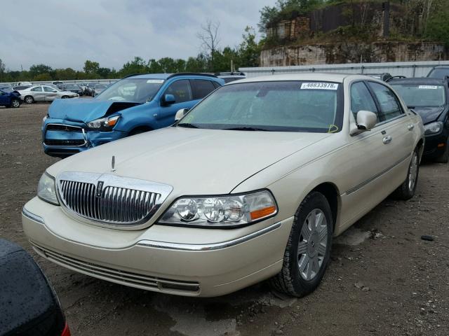 1LNHM83W13Y652763 - 2003 LINCOLN TOWN CAR C WHITE photo 2