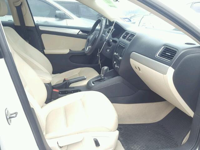 3VWDX7AJ5DM355310 - 2013 VOLKSWAGEN JETTA SE 白色 照片 5