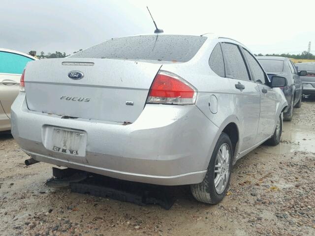 1FAHP3FN0AW112028 - 2010 FORD FOCUS SE SILVER photo 4