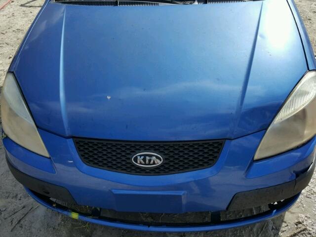 KNADE163666095810 - 2006 KIA RIO 5 BLUE photo 7