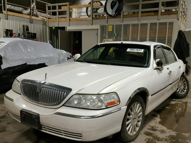 1LNHM82W43Y604126 - 2003 LINCOLN TOWN CAR S WHITE photo 2