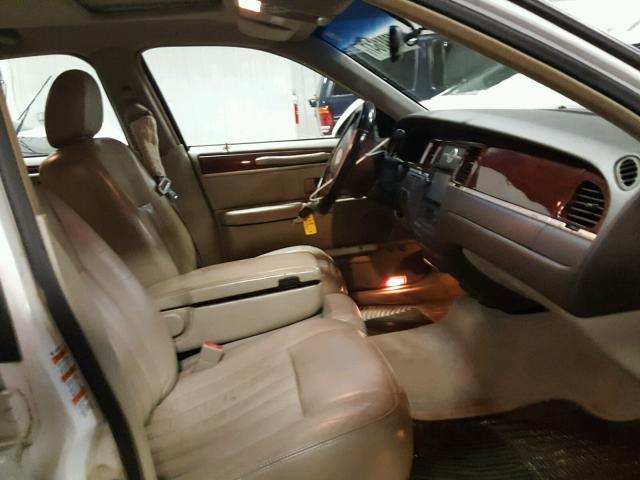 1LNHM82W43Y604126 - 2003 LINCOLN TOWN CAR S WHITE photo 5