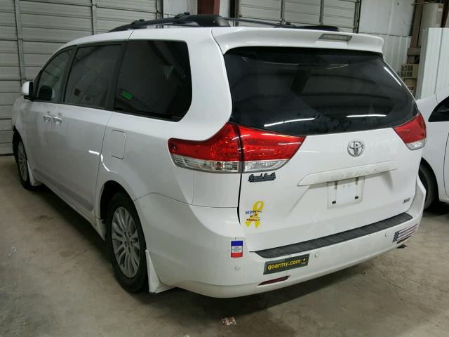 5TDYK3DC8DS354208 - 2013 TOYOTA SIENNA XLE WHITE photo 3