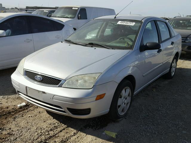 1FAFP34N86W190106 - 2006 FORD FOCUS ZX4 SILVER photo 2